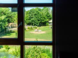 uitzicht op een veld vanuit een raam bij Chessington Hotel in Chessington