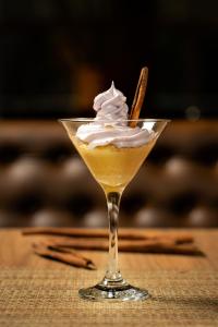 une boisson avec de la crème fouettée dans un verre sur une table dans l'établissement Novotel Curitiba Batel, à Curitiba