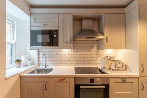 Dapur atau dapur kecil di Luxury Chapel Apartment within City Walls