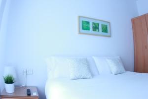 Tempat tidur dalam kamar di Zubia Urban Rooms