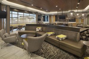 een lobby met een bank en stoelen en een bar bij SpringHill Suites by Marriott Las Vegas Airport in Las Vegas