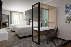 Una cama o camas en una habitación de SpringHill Suites by Marriott Kalamazoo Portage