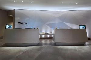 Area lobi atau resepsionis di The Westin Irving Convention Center at Las Colinas