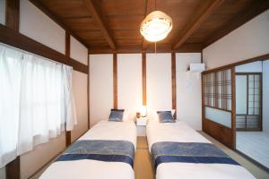 NagashimaにあるNagashima Traditional Houseの窓付きの部屋 ベッド2台