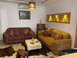 Sala de estar con 2 sofás y mesa en luxe et confort appartement Sahloul 4, en Sousse