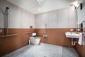 bagno con servizi igienici e lavandino di The Brook by Nightcap Plus a Brisbane