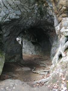 una grotta con un tunnel in una parete di roccia di B&B De Boerderij a Berdorf