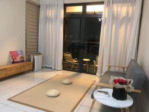 sala de estar con sofá y mesa en Jome Putrajaya Presint 8 Natural Homestay, en Putrajaya