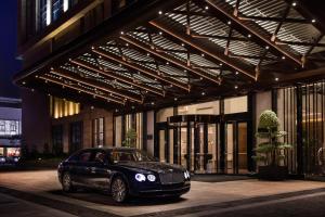 une voiture noire garée devant un bâtiment dans l'établissement Courtyard by Marriott Shunde Longjiang, Near Lecong, à Shunde