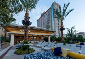 een hotelpatio met witte stoelen en palmbomen bij Palace Station Hotel & Casino in Las Vegas