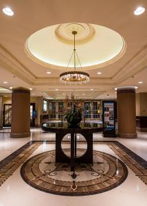 een grote lobby met een tafel in het midden bij Palace Station Hotel & Casino in Las Vegas