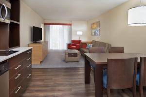 A television and/or entertainment centre at TownePlace Suites by Marriott Oshawa