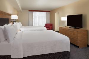 A bed or beds in a room at TownePlace Suites by Marriott Oshawa