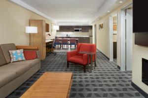 A seating area at TownePlace Suites by Marriott Oshawa