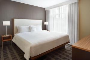 A bed or beds in a room at TownePlace Suites by Marriott Oshawa