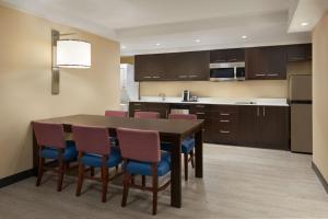 A kitchen or kitchenette at TownePlace Suites by Marriott Oshawa