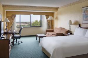 En eller flere senge i et værelse på Albuquerque Marriott Pyramid North