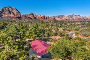 een luchtzicht op een vallei met rode rotsen bij Trendy 3BR in Sedona: Hot Tub/Fire-pit /Central Location in Sedona