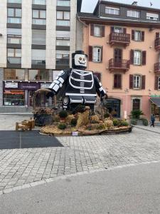 una estatua de un personaje sentado en medio de una ciudad en Mandana, en Évian-les-Bains