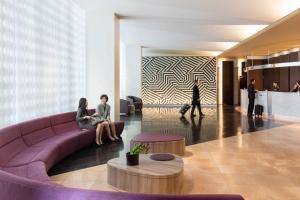 O zonă de relaxare la Courtyard by Marriott Shin-Osaka Station