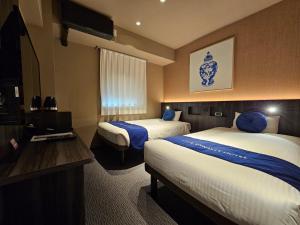 Giường trong phòng chung tại Dynasty Hotel & Resort Osaka