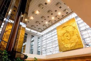 een kamer met twee grote gouden schilderijen aan de muur bij Sheraton Brussels Airport Hotel in Zaventem