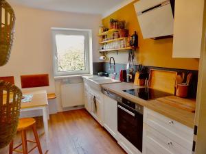 A kitchen or kitchenette at Stadtoase mit traumhaftem Ausblick