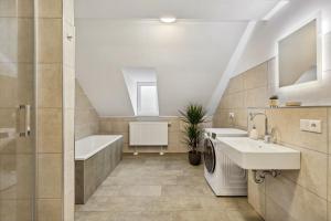 A bathroom at EasyApartments stilvoll zentral Balkon Hauptbahnhof NETFLIX 130m2