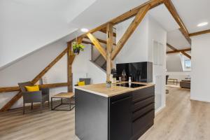 A kitchen or kitchenette at EasyApartments stilvoll zentral Balkon Hauptbahnhof NETFLIX 130m2