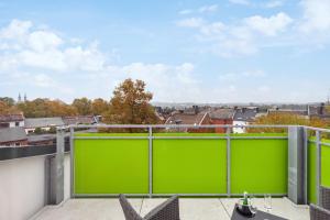 A balcony or terrace at EasyApartments stilvoll zentral Balkon Hauptbahnhof NETFLIX 130m2