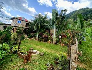 Jardí fora de Lodge au paradis fleuri