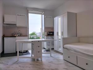 Una cocina o kitchenette en Paris tourist Apartment, France