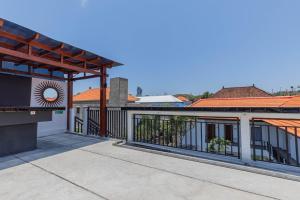 - un balcon d'une maison avec une clôture en fer dans l'établissement The Baliem Hotel, à Jimbaran