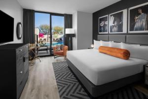 Cama ou camas em um quarto em The ENGLiSH Hotel, Las Vegas, a Tribute Portfolio Hotel