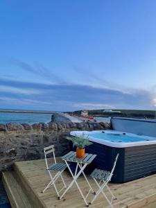 Sundlaugin á Lighthouse Cottage With Hottub eða í nágrenninu