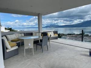 une terrasse avec un canapé, une table et des chaises dans l'établissement Casa con espectacular vista al lago San Juan Cosalá, à San Juan Cosalá