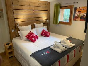 Кровать или кровати в номере MORZINE GUEST CHALET HYPERCENTRE Hot tub & Sauna