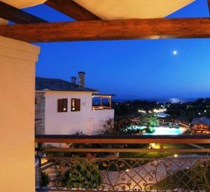 uma vista da varanda de uma casa à noite em Iakovakis Suites & Spa em Koropi