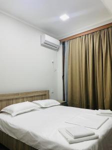 Tempat tidur dalam kamar di Mtirala National Park hotel ORBEZA