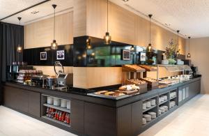 Una cocina o kitchenette en Leonardo Hotel Vienna Hauptbahnhof