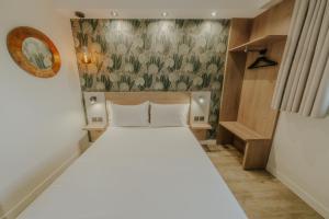 Cama ou camas em um quarto em KYRIAD DIRECT ORLEANS NORD - Cap Saran