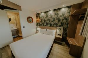 Cama ou camas em um quarto em KYRIAD DIRECT ORLEANS NORD - Cap Saran