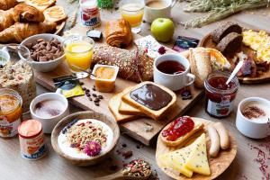 una tabella con numerosi tipi di prodotti per la colazione di B&B HOTEL Troyes Saint-Parres-aux-Tertres a Saint-Parres-aux-Tertres