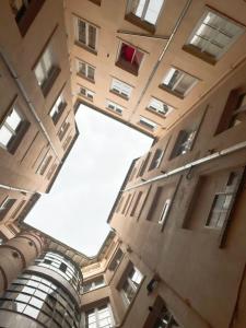 una vista desde el interior de un edificio en Bellecour Pavillon, en Lyon