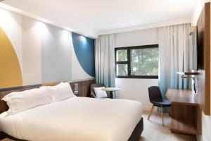 Tempat tidur dalam kamar di Holiday Inn - Marseille Airport, an IHG Hotel