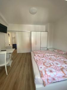 1 dormitorio con cama, escritorio y mesa en Annie´s Appartements, en Mannheim