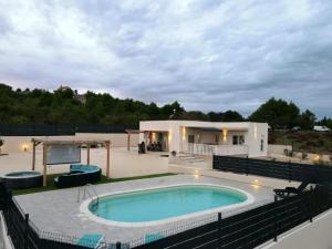 La alberca dentro o cerca de Villa VERONICA with CINEMA PROJECTOR by the HEATED POOL and JACUZZI