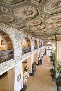 um grande edifício com um tecto com tectos ornamentados em The Brown Hotel em Louisville