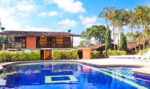 Piscina de la sau aproape de Hotel Quindio Campestre