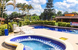 Piscina de la sau aproape de Hotel Quindio Campestre